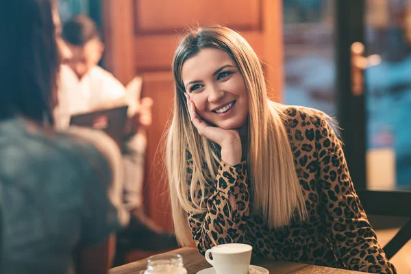 Lächelnde Junge Frau Trinkt Kaffee Mit Schlagsahne Café — Stockfoto