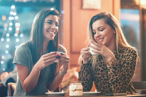 Mujeres Jóvenes Sonrientes Sentadas Cafetería Tomando Café —  Fotos de Stock