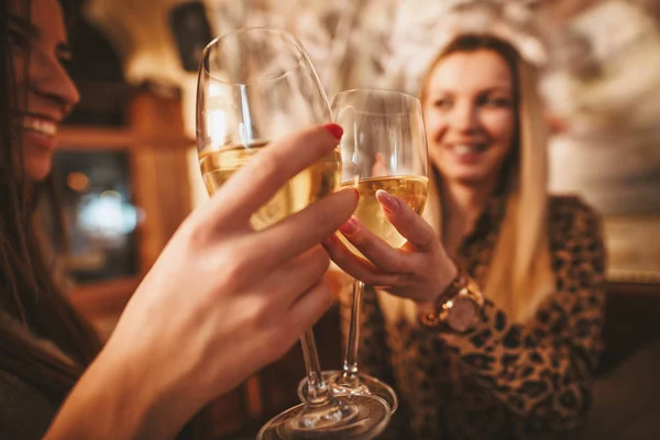 Vista Cercana Mujeres Jóvenes Sonrientes Sentadas Cafetería Hablando Bebiendo Vino — Foto de Stock