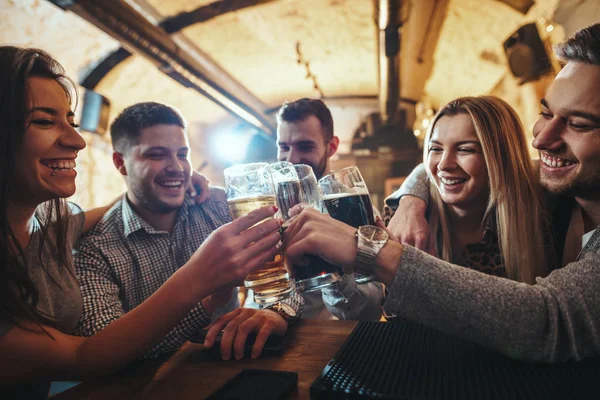 Jeune Groupe Amis Boire Bière Parler Amuser Dans Café — Photo