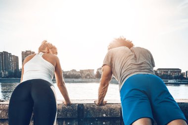 Genç çift gülümseyen eğitim açık havada sırasında açık şınav mutlu eğitim tarafından Nehri.