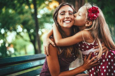 Anne ve kızı eğleniyor Parkı'nda bahar günü