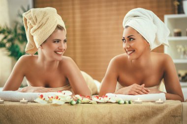 rahatlatıcı ve cilt bakım tedavisi Spa zevk genç kadın