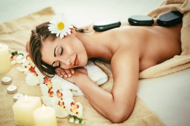 Genç kadının Spa'da sırt masajı