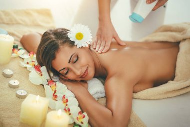 Genç kadının Spa'da sırt masajı