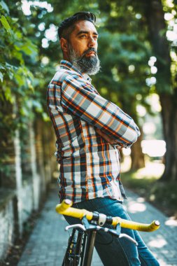 Genç casual işadamı bisikletle işe yarayacak.