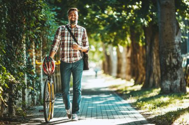 Genç casual işadamı bisikletle işe yarayacak.