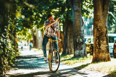 Genç casual işadamı bisikletle işe yarayacak.