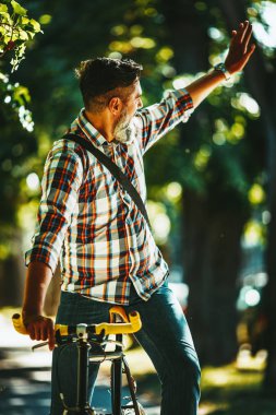 Genç casual işadamı bisikletle işe yarayacak.