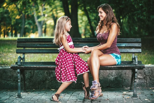 Mutter Und Tochter Amüsieren Sich Frühlingstag Park — Stockfoto