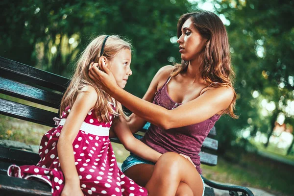 Mutter Und Tochter Amüsieren Sich Frühlingstag Park — Stockfoto