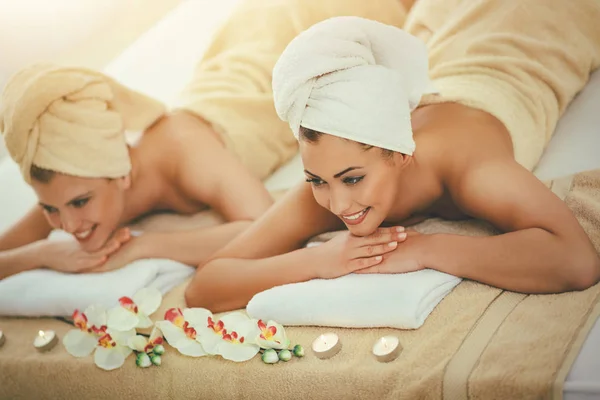 Junge Frauen Entspannen Und Genießen Die Hautpflege Wellnessbereich — Stockfoto