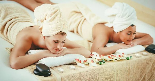 年轻女性放松和享受皮肤护理在水疗中心 — 图库照片
