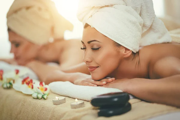 Ung Kvinna Njuter Ryggmassage Spa — Stockfoto