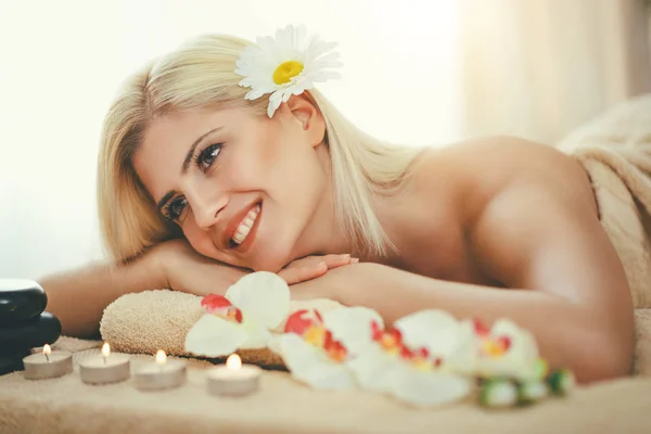 Young Woman Relaxing Warm Stones Spa — Stock Photo, Image