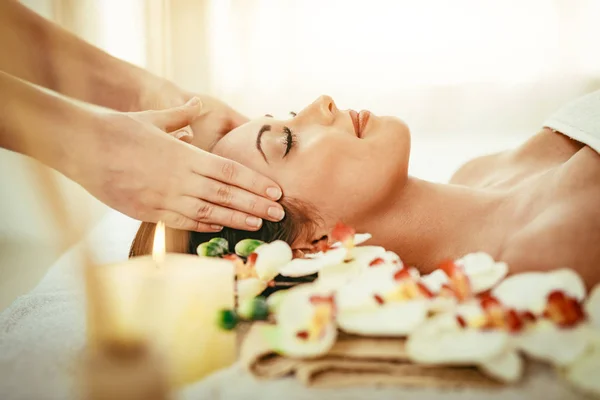 Jovem Desfrutando Massagem Cabeça Spa Salão — Fotografia de Stock