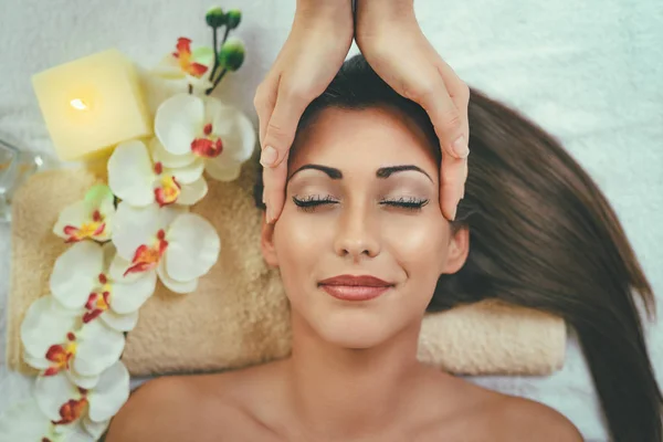 Giovane Donna Godendo Massaggio Testa Spa Salone — Foto Stock
