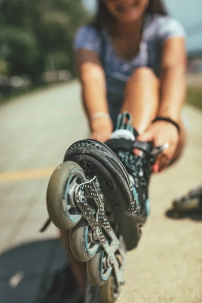 Jeune Femme Préparant Pour Roller — Photo