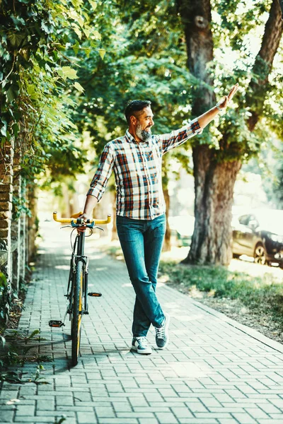 自転車で仕事に行く若いカジュアルなビジネスマン — ストック写真