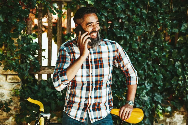 Hombre Negocios Casual Con Bicicleta Hablando Teléfono Inteligente —  Fotos de Stock