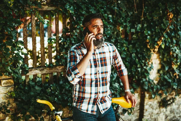 Hombre Negocios Casual Con Bicicleta Hablando Teléfono Inteligente —  Fotos de Stock