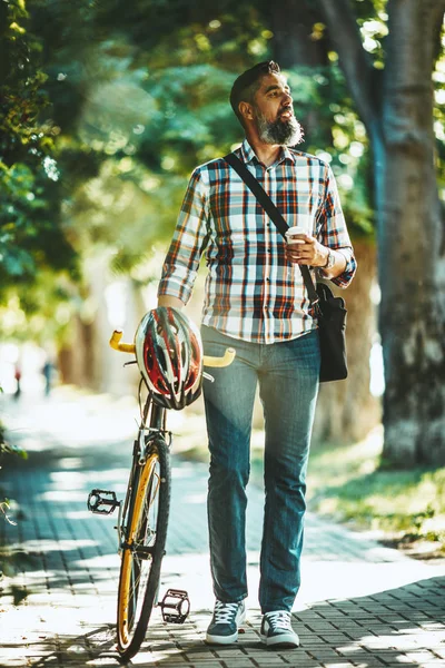 自転車で仕事に行く若いカジュアルなビジネスマン — ストック写真