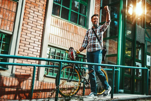 自転車で仕事に行くの成熟したカジュアルなビジネスマン — ストック写真