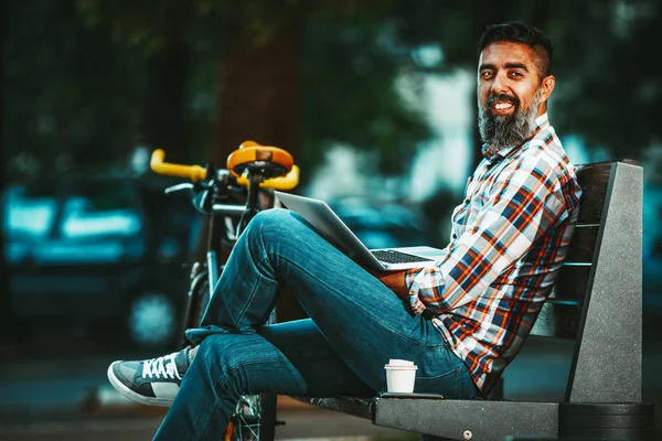 Sonriente Hombre Sentado Banco Trabajando Ordenador Portátil —  Fotos de Stock