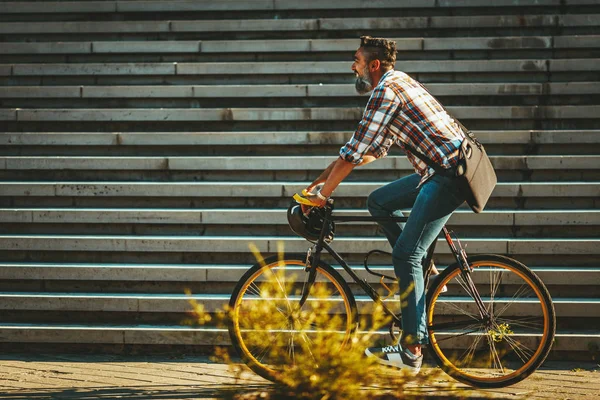 自転車で仕事に行くの成熟したカジュアルなビジネスマン — ストック写真