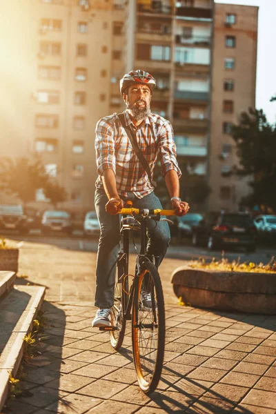 自転車で仕事に行くの成熟したカジュアルなビジネスマン — ストック写真