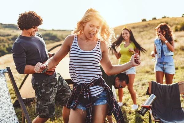 Group Young Friends Having Fun Relaxing Picnic Wild Landscape — Stock Photo, Image