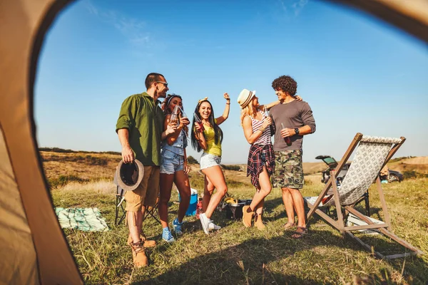 Grupo Jóvenes Amigos Divirtiéndose Relajándose Picnic Paisaje Salvaje — Foto de Stock