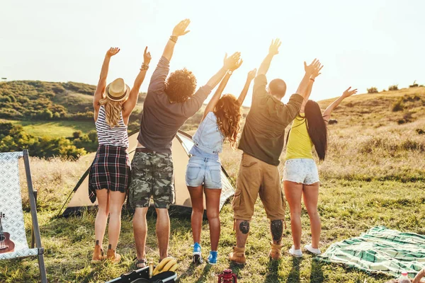 Group Young Friends Having Fun Relaxing Picnic Wild Landscape — Stock Photo, Image