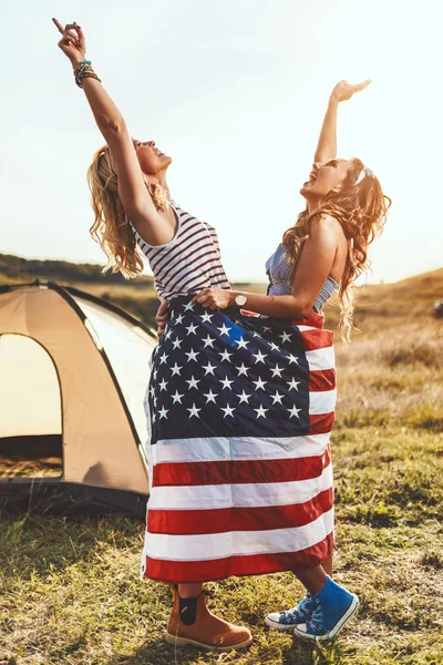 Glückliche Junge Frauen Mit Amerikanischer Flagge Entspannen Beim Picknick — Stockfoto