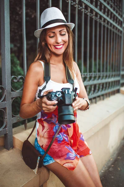 Digital Fotoğraf Makinesi Ile Seyahat Genç Kadın Turist — Stok fotoğraf