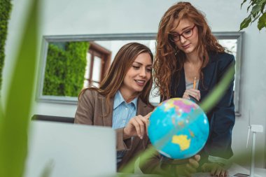Genç kadın mühendisler yel değirmenleri enerji proje Office söz