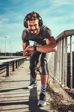 Kulaklıklar ile genç sporcu eğitim köprüsünde önce kronometre başlatmak