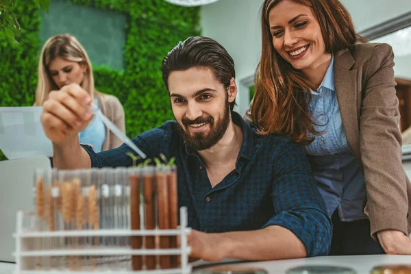 Biologo Che Analizza Campione Pianta Provetta Innaffiamento Con Gocce Liquido — Foto Stock