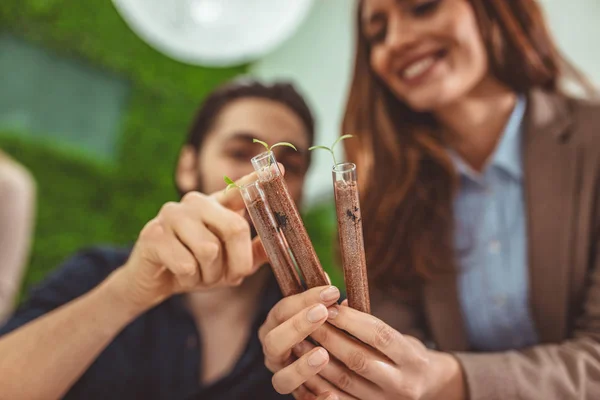 Nära Visa Biolog Analysera Prov Fabriken Provrör Och Vattning Med — Stockfoto