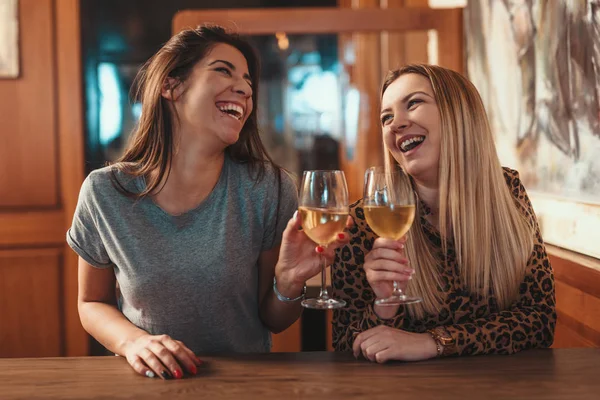 Mujeres Jóvenes Sonrientes Sentadas Cafetería Hablando Bebiendo Vino — Foto de Stock