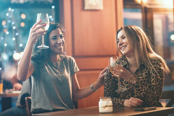 Mujeres Jóvenes Sonrientes Sentadas Cafetería Hablando Bebiendo Vino —  Fotos de Stock