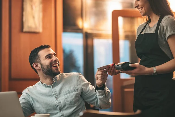 Junger Mann Bezahlt Kellnerin Café Mit Kreditkarte Für Kaffee — Stockfoto