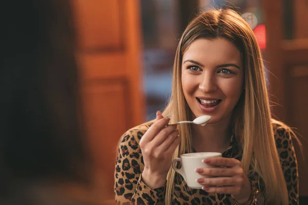 Χαμογελώντας Νεαρή Γυναίκα Πίνοντας Καφέ Κρέμα Σαντιγί Καφετέρια — Φωτογραφία Αρχείου