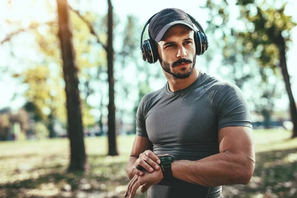 Joven Deportista Auriculares Descansando Después Trotar Parque —  Fotos de Stock