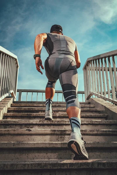 Joven Deportista Musculoso Corriendo Por Las Escaleras Puente Vista Trasera —  Fotos de Stock