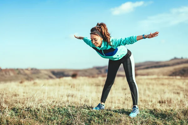 年轻健身妇女做伸展运动后 户外慢跑 — 图库照片
