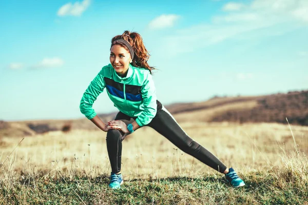 Νέοι Γυμναστήριο Γυναίκα Κάνει Τεντώνοντας Άσκηση Μετά Από Τρέξιμο Εξωτερική — Φωτογραφία Αρχείου