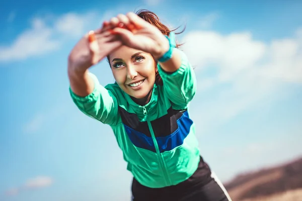 Jovem Mulher Fitness Fazendo Exercício Alongamento Após Correr Livre — Fotografia de Stock