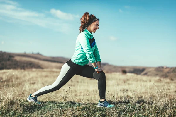 Unga Fitness Kvinna Gör Stretching Övning Efter Jogging Utomhus — Stockfoto