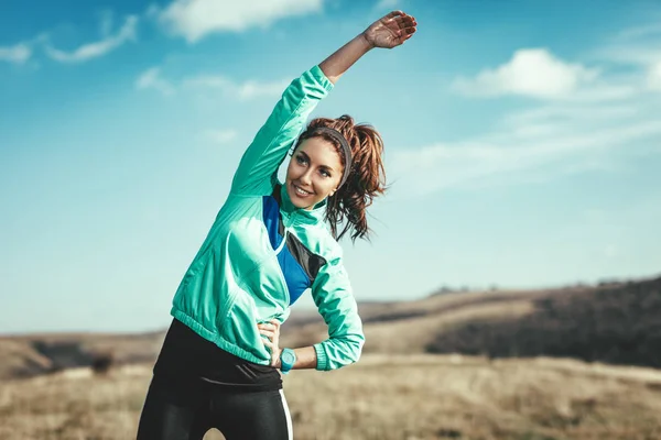 Jovem Mulher Fitness Fazendo Exercício Alongamento Após Correr Livre — Fotografia de Stock